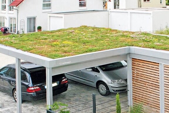 Carport_mit_Holzlattung__Abstellraum_u._Gruendach.jpg