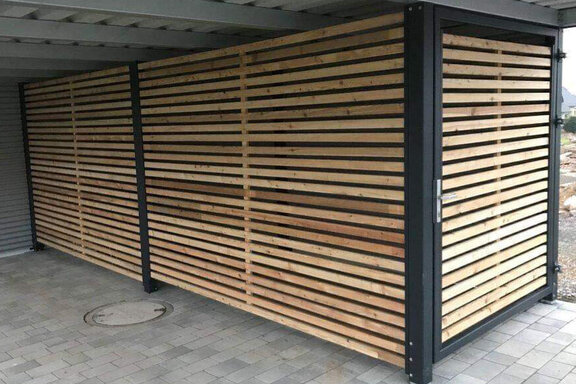 Carport_mit_Abstellraum__Holzlattung_und_Tuer.jpg