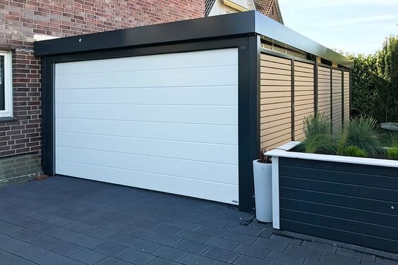 Carport_mit_Sektionaltor_und_Trespa_Lattung.jpg