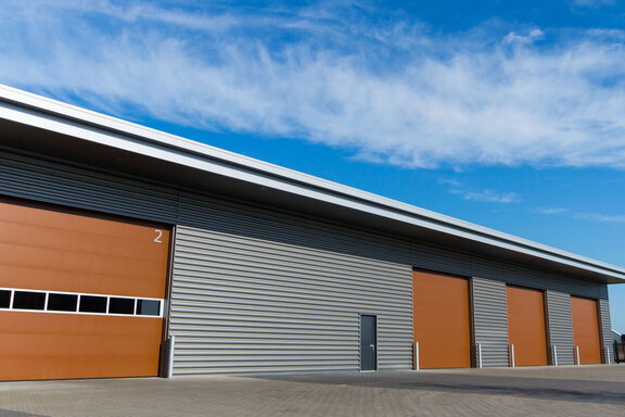 Logistik_Halle_mit_Toren.jpg