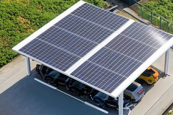 Firefly_Carport_mit_flachem_Dach_und_integrierten_PV-Paneelen__von_schraeg_oben_12958.jpg